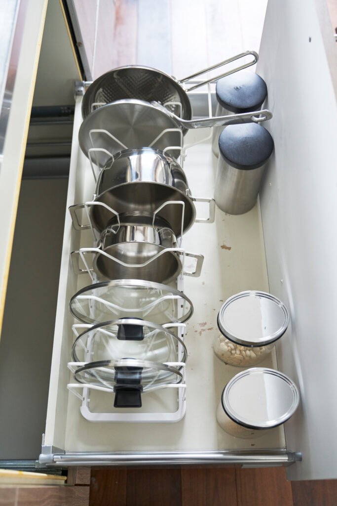 Yamazaki Tower reguliuojamo dydžio dangčių ir keptuvių laikiklis
