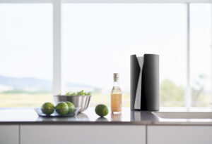 Yamazaki Tower popierinių rankšluosčių laikiklis juodas