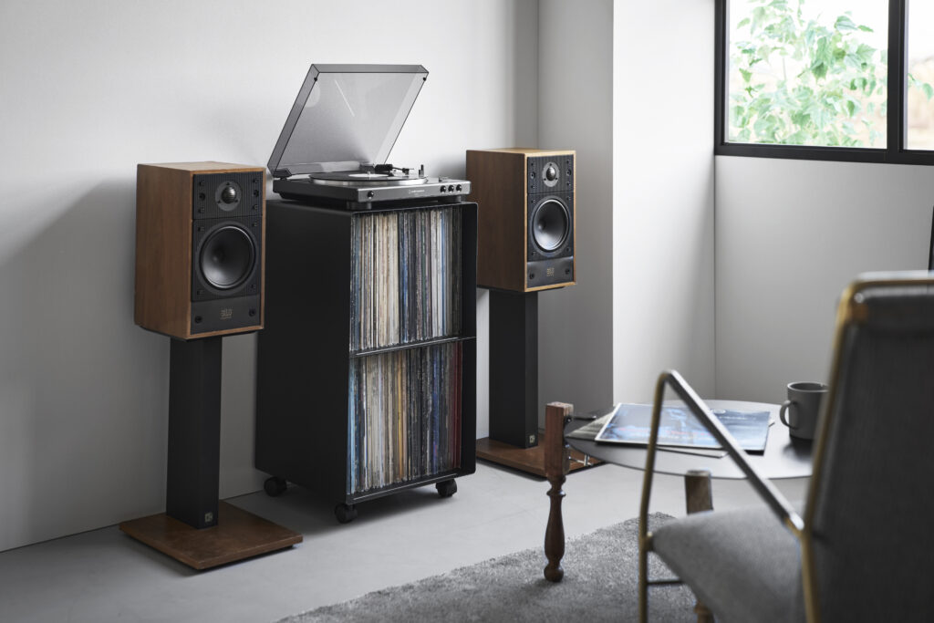 Yamazaki Tower dviejų pakopų įrašų lentyna su ratukais