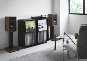 Yamazaki Tower dviejų pakopų įrašų lentyna su ratukais